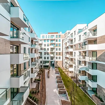 Elisabeth White With Parking