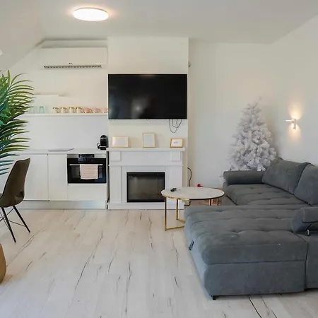 Elisabeth White With Parking *